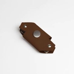 جاسوییچی چرم طبیعی طرح فولد قهوه‌ای حالت بسته