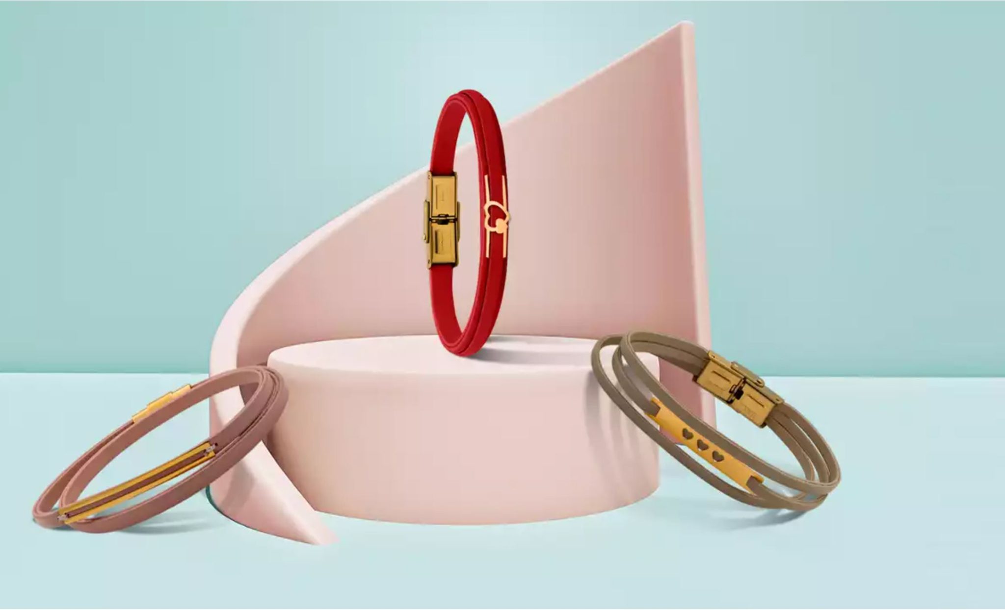 ایده کادوی چرمی برای خانم ها دستبند چرمی