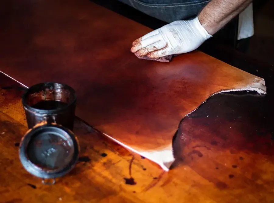 مراحل آماده سازی چرم رنگرزی دستی